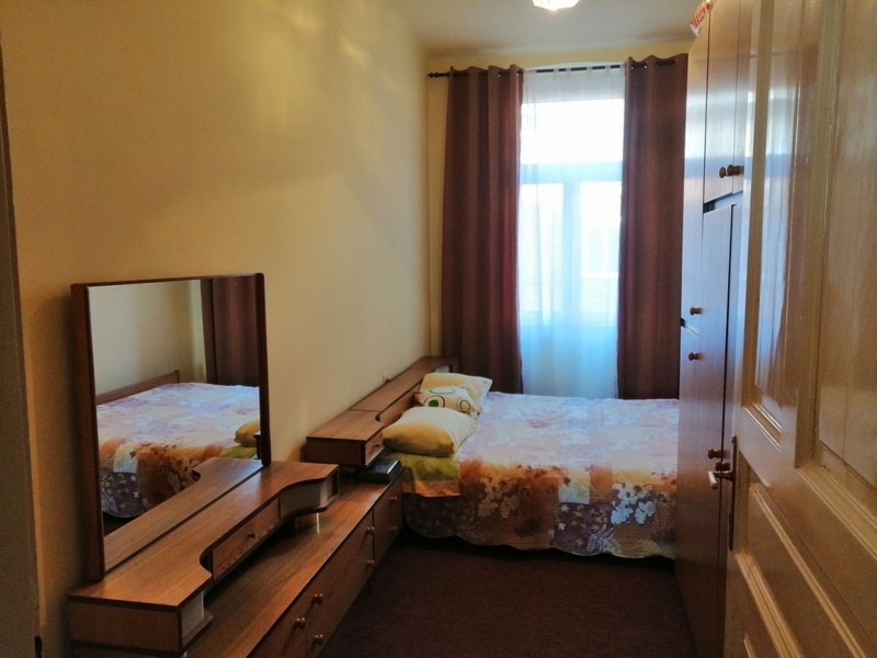 Hálószoba ablakkal és kilátással a kikötőre