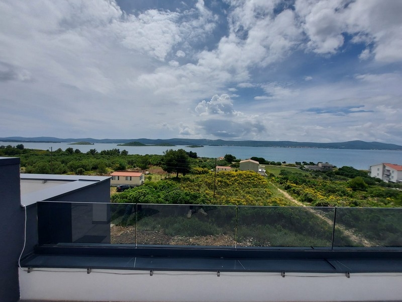 Teljesen felszerelt konyha ablakkal