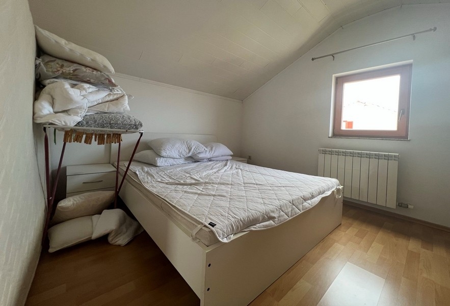 A tetőtérben ablakos hálószoba.