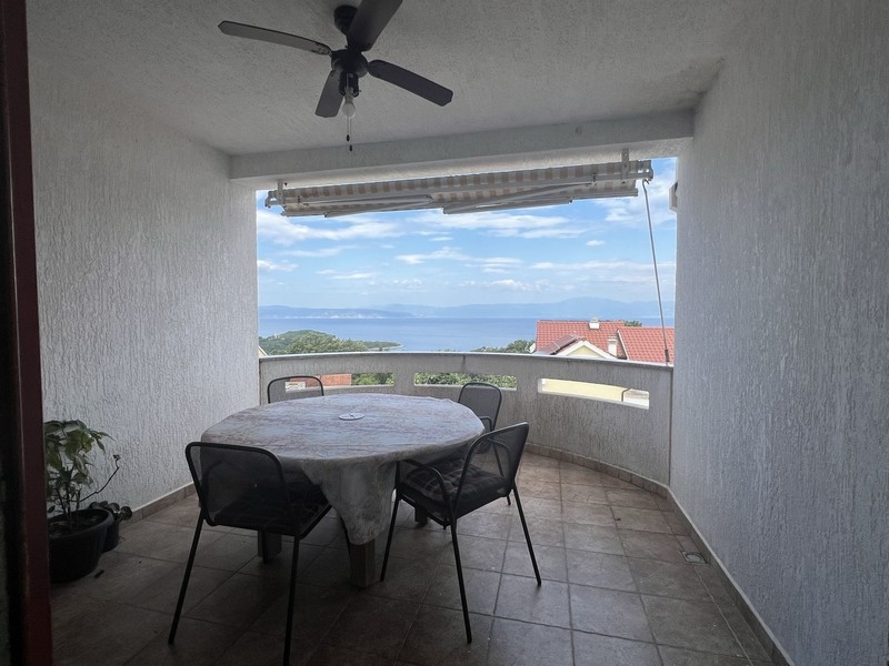 Fedett és szélvédett erkély tengerre néző kilátással a horvátországi Krk szigeten - Panorama Scouting Real Estate.