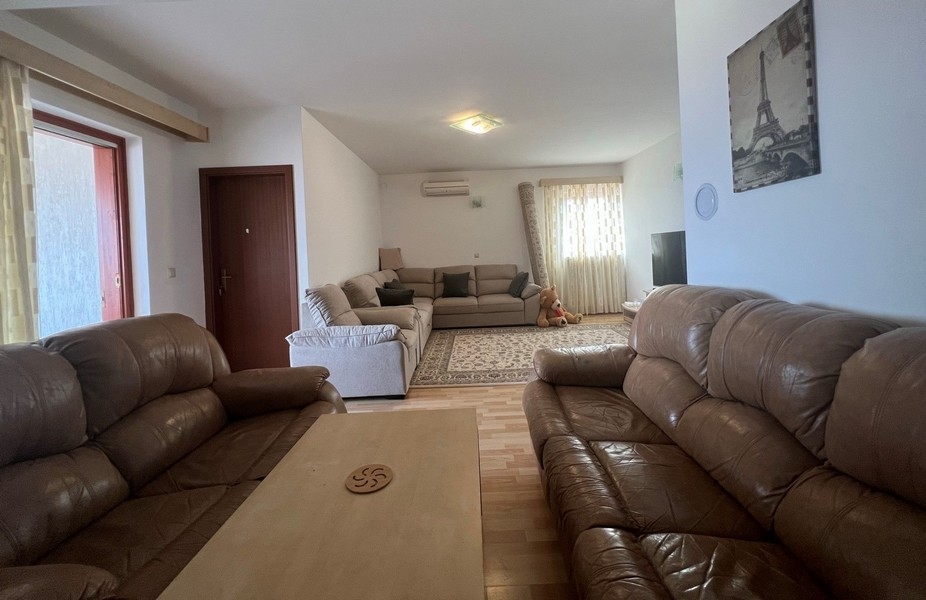 A nappaliban három kanapé található.