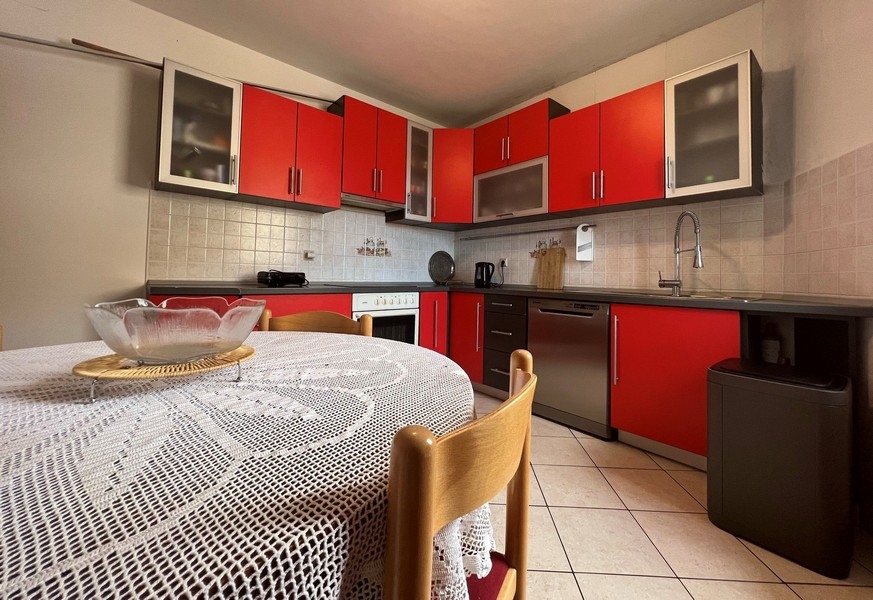 Étkezőasztal a konyhában.