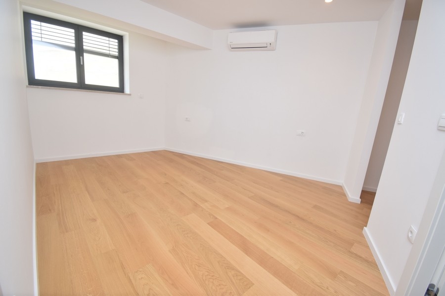 Fürdőszoba nagy zuhanykabinnal