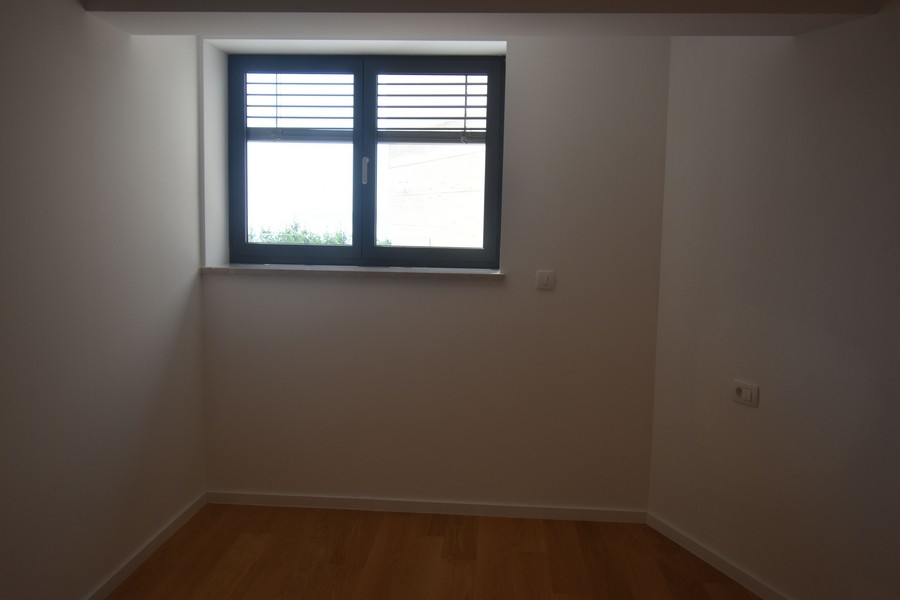 Kisebb szoba ablakkal