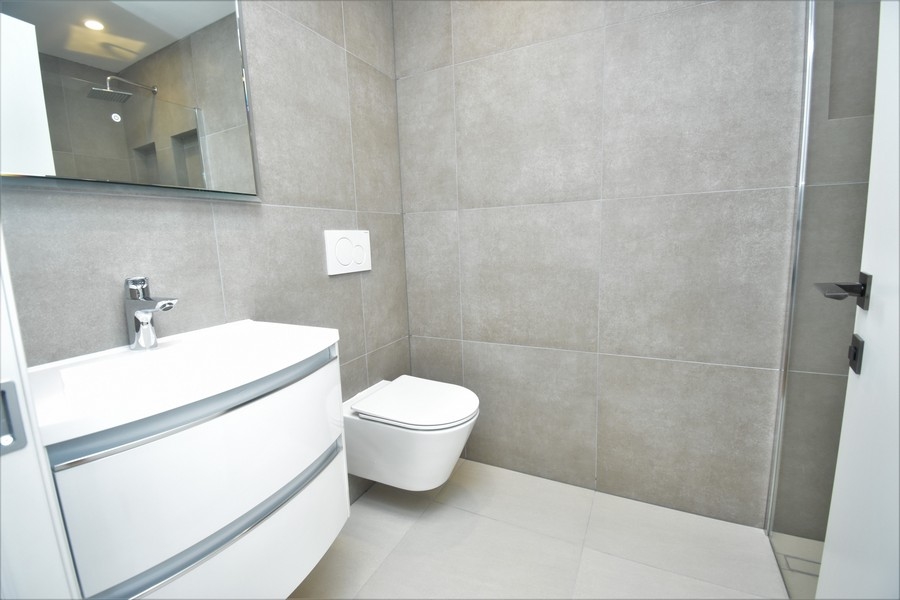 Modern fürdőszoba nagy zuhanyzóval