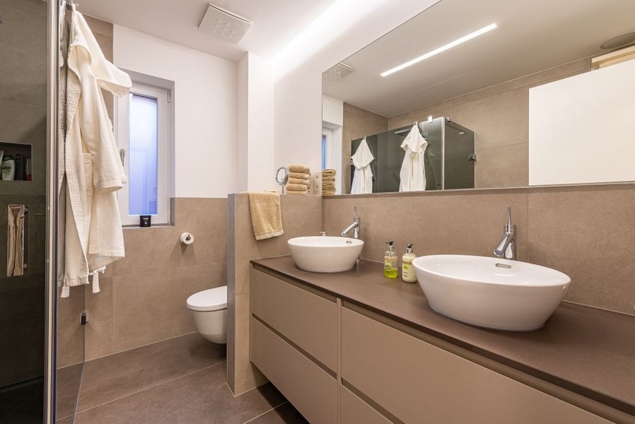 Nagy fürdőszoba esőzuhannyal és ablakkal