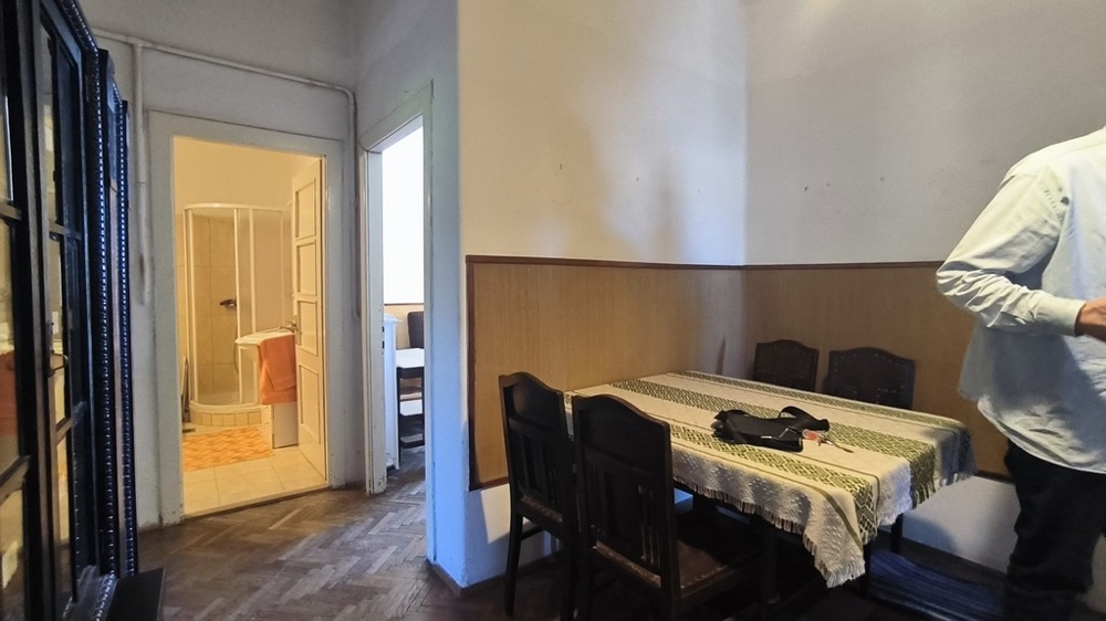 Étkező a konyhában.