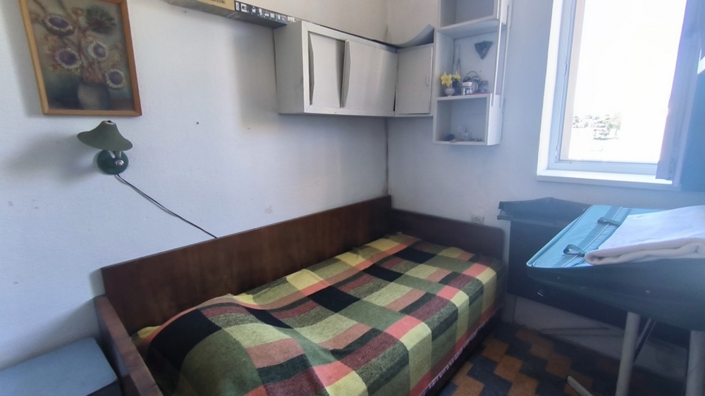 Kis hálószoba egyszemélyes ággyal.