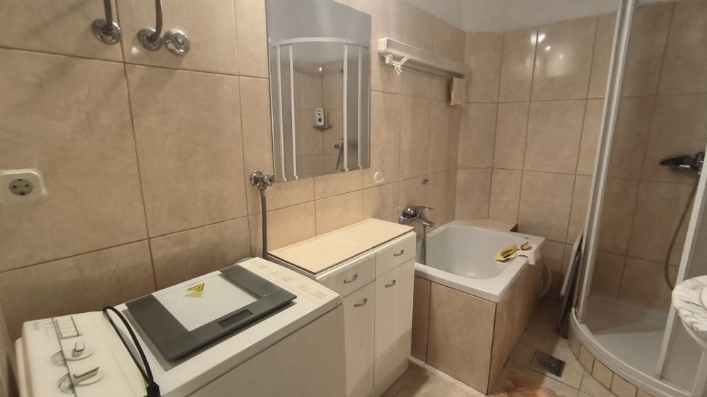 Fürdőszoba zuhanyzóval.