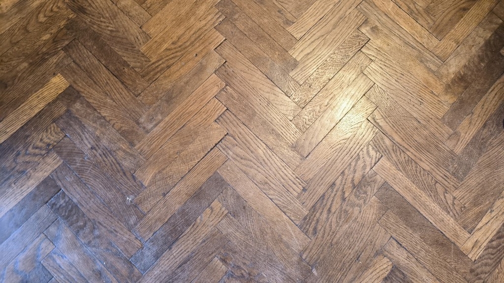 Kiváló minőségű, régi parketta (halszálkás megjelenés).