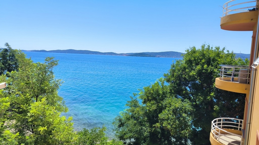 Panorámás kilátás a tengerre az első sorban lévő A2967-es apartmanból a tengerpartra.