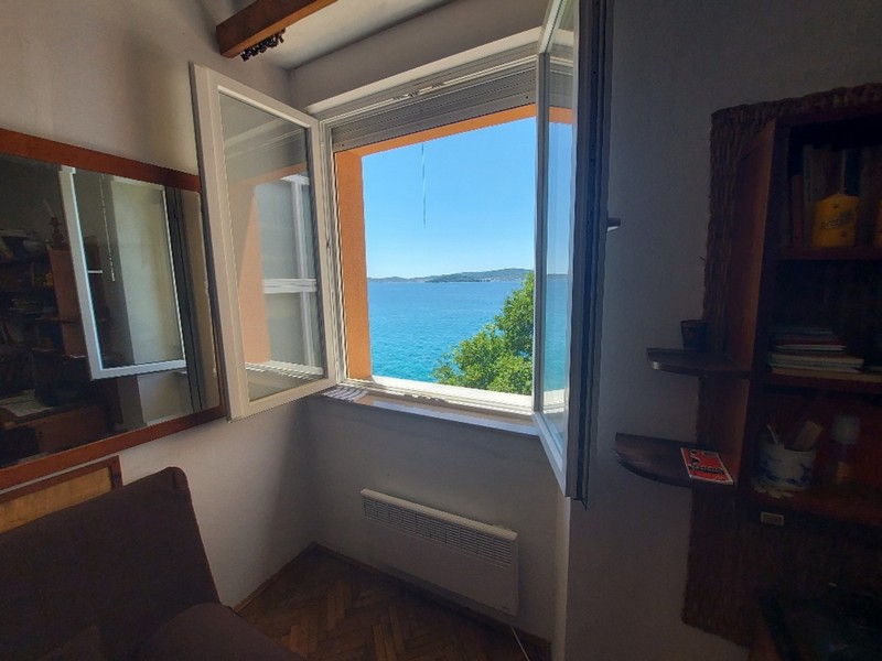 Nappali fantasztikus kilátással a tengerre.