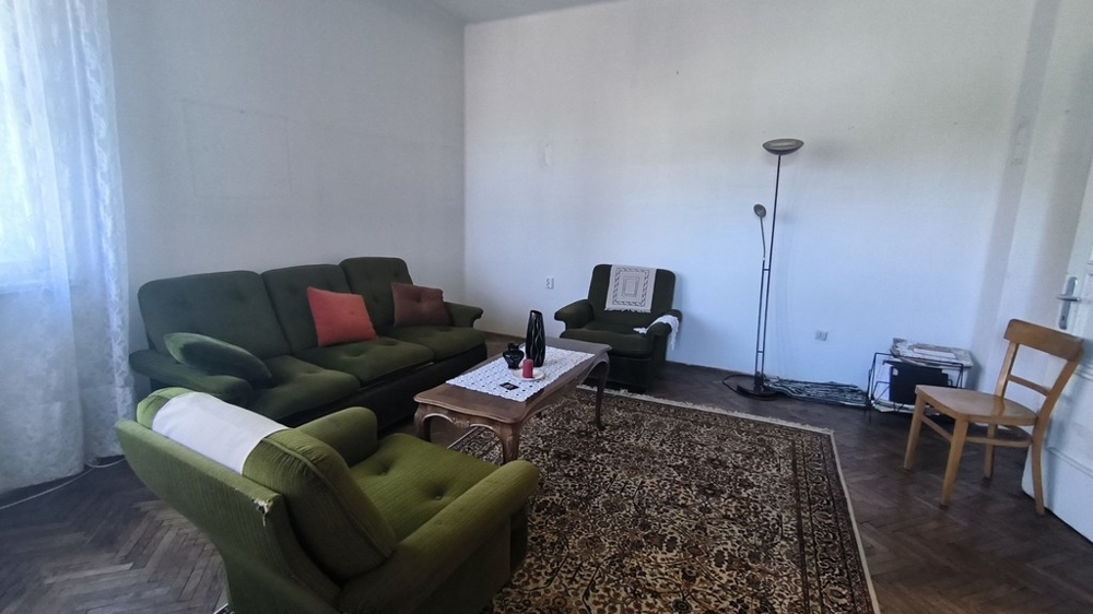 Az apartman hagyományos dalmát bútorokkal a 70-es évekből származik.