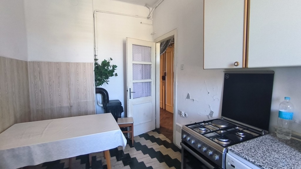 A régi építésű lakás tágas nappalija.