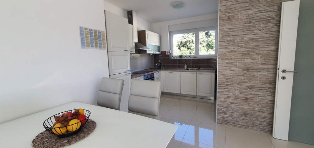 Modern konyha étkezővel