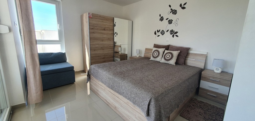 Hálószoba ablakkal és kijárattal az erkélyre