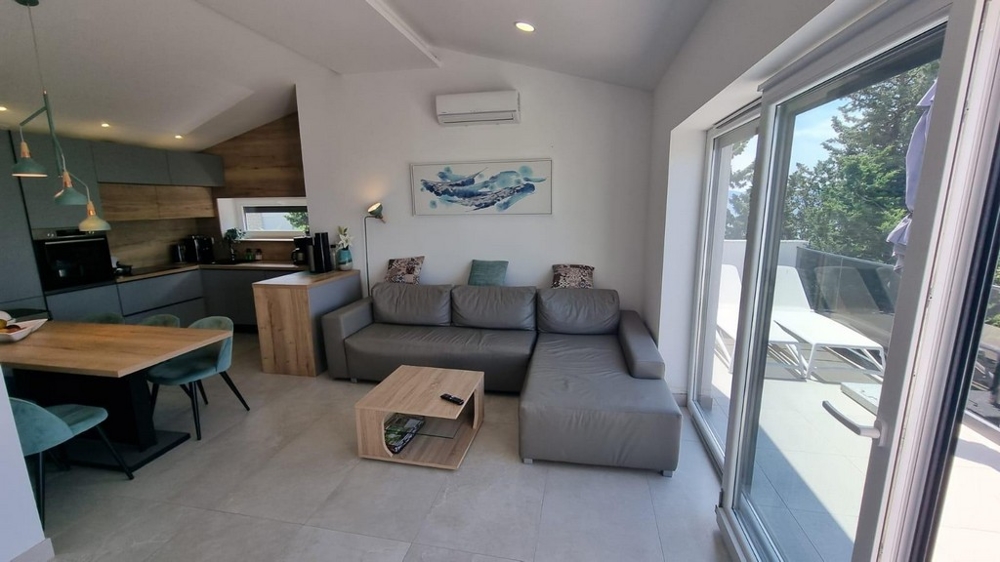 Bútorozott apartman 2 erkéllyel Crikvenicában