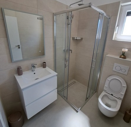 Modern fürdőszoba zuhanyzóval.