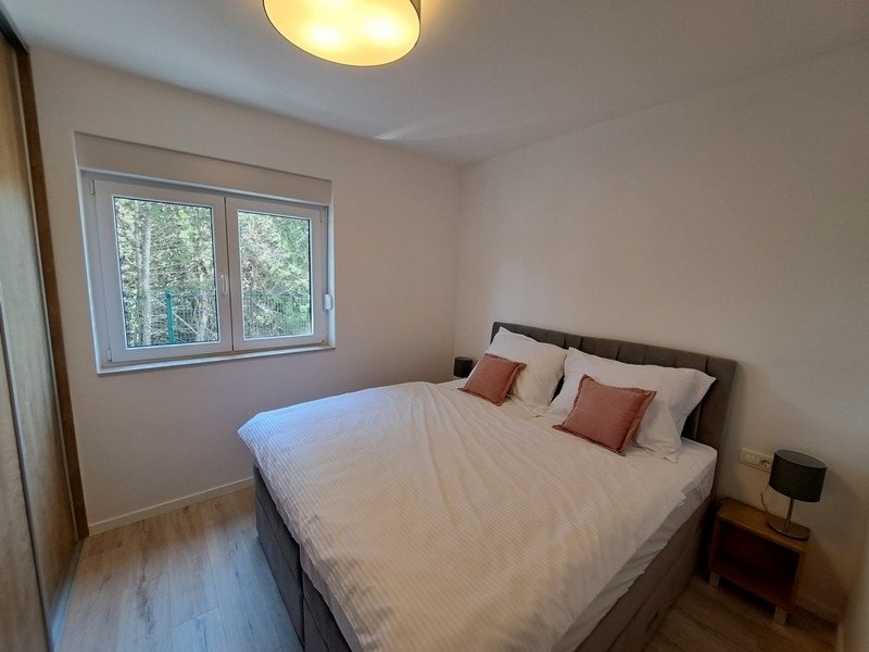 Franciaágy a hálószobában.