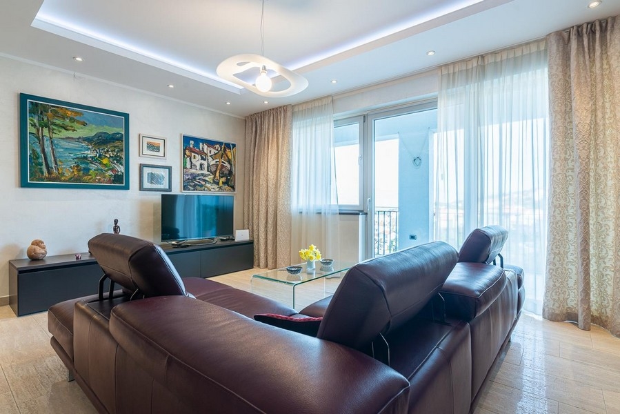 Nappali modern és minőségi bútorokkal.