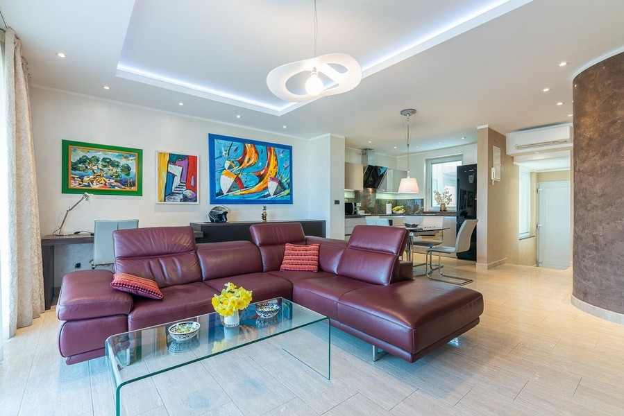 Kiváló minőségű, borvörös bőr kanapé a horvátországi Vrbnik A2987-es ingatlanának nappalijában - Panorama Scouting.