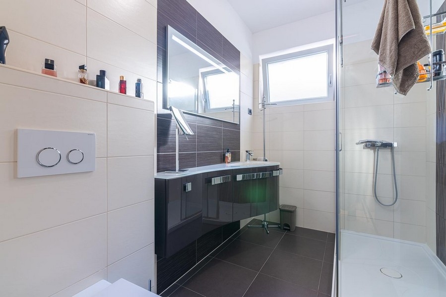 Fürdőszoba zuhanyzóval.