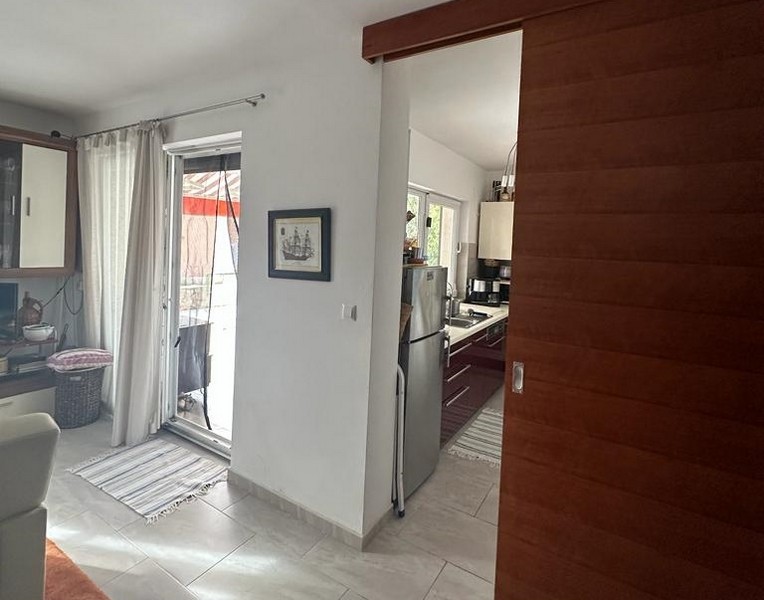 Nappali, kilátással a konyhára.