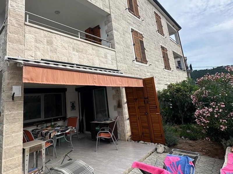 Terasz az A2998 apartman földszintjén Horvátországban - Panorama Scouting.