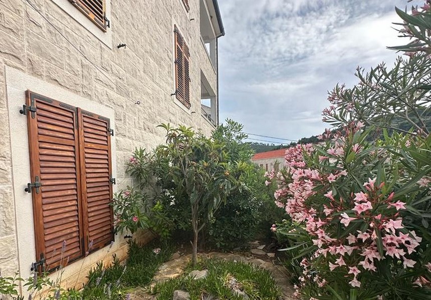 A horvátországi Solta szigetén található A2998 ingatlan mediterrán szabadtéri területe.