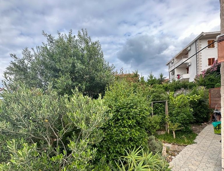 Az A2998-as apartman mediterrán kertje Stomotskában, Horvátországban.