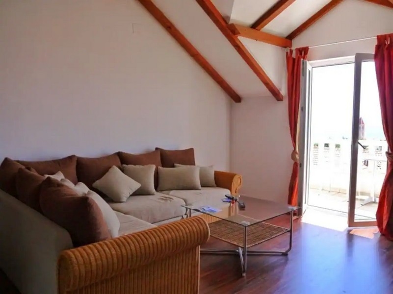 Nappali kilátással a horvátországi A2999 ingatlan teraszára.