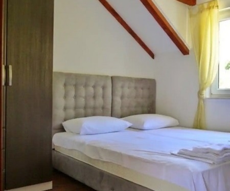 Hálószoba kilátással a zöldre.