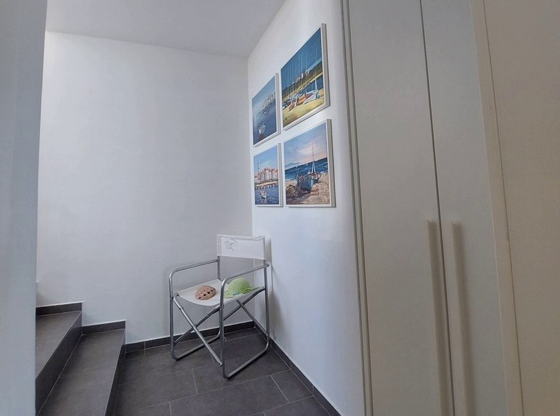 Modern fürdőszoba zuhanyzóval és ablakkal.