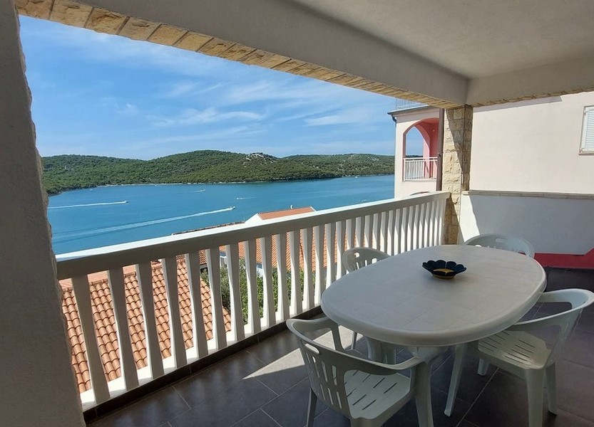 Gyönyörű terasz kilátással a tengerre.