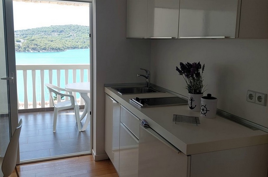 Konyha, kilátással a tengerre és a teraszra.