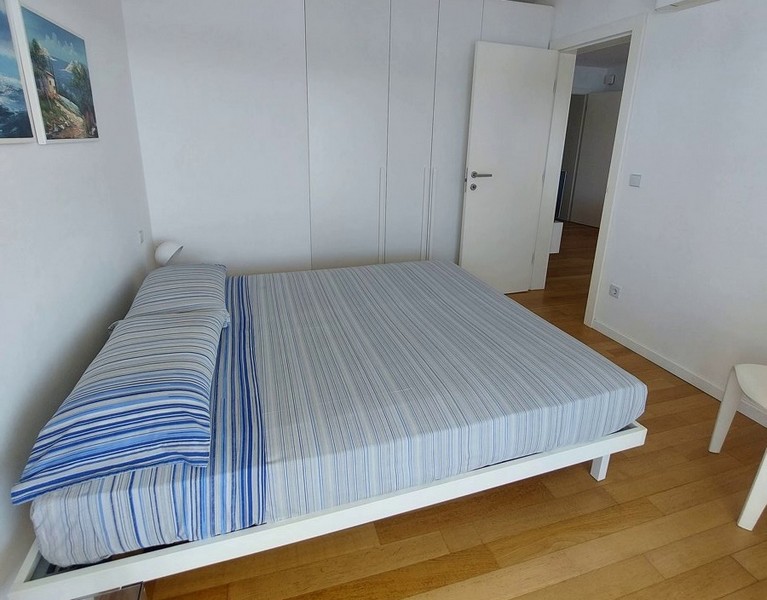 A hálószoba franciaággyal.