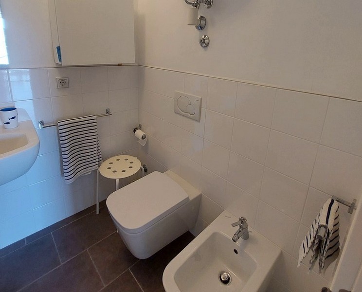 Világos fürdőszoba.