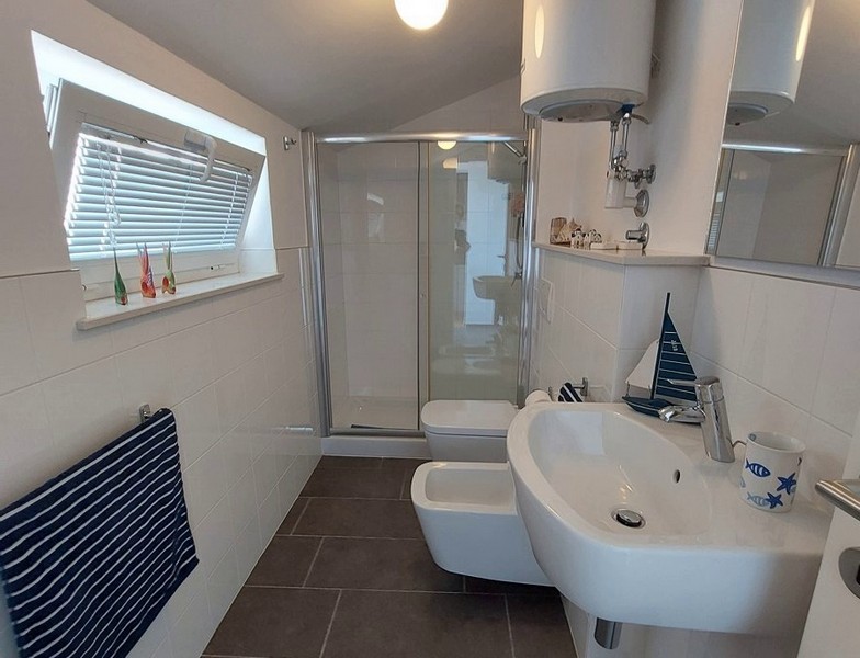 Kilátás a folyosóra egy modern összecsukható székkel.