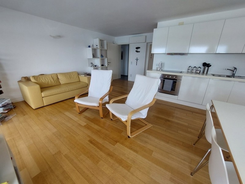 Modern és világos nappali.