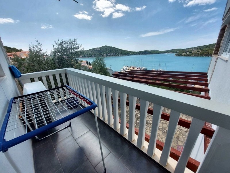 Kilátás az A3003-as apartman kis erkélyéről, Horvátország.