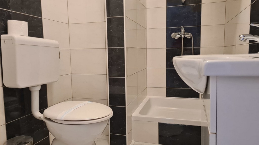 A fürdőszoba WC-vel.