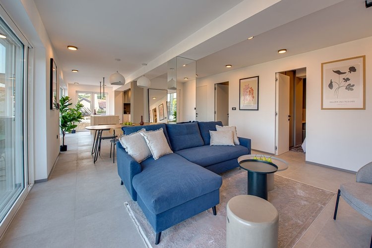 Modern nappali kék kanapéval.