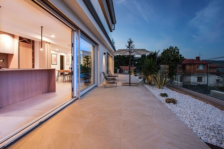 Terasz, kilátással a horvátországi A3007 ingatlan teraszára és kertjére.