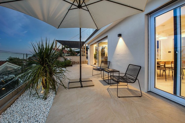 Gyönyörű terasz az A3007 ingatlanhoz Horvátországban - Panorama Scouting.