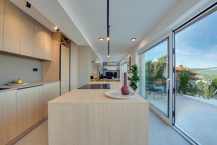 Modern konyha étkezővel.