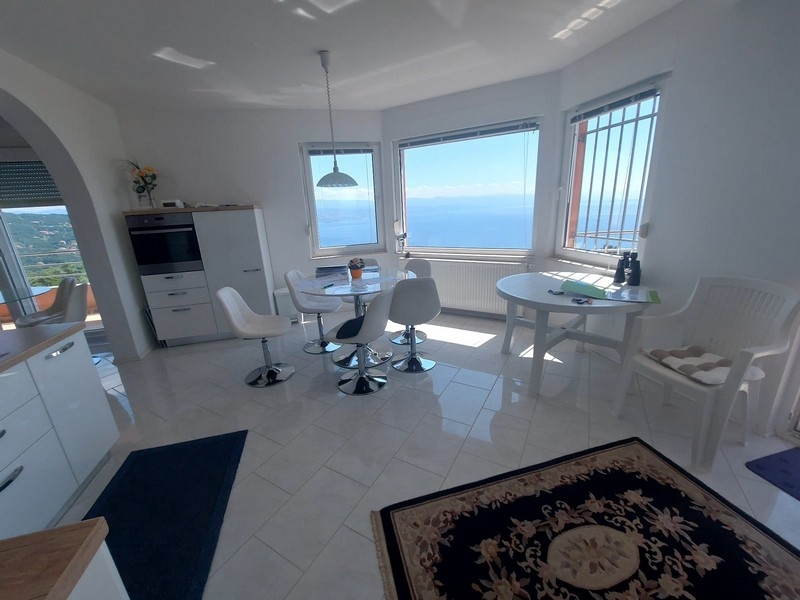 Világos és modern nappali gyönyörű kilátással a tengerre – Panorama Scouting A3012.