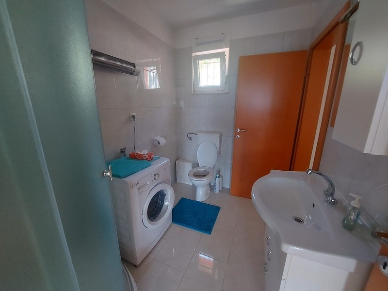 Fürdőszoba zuhanyzóval