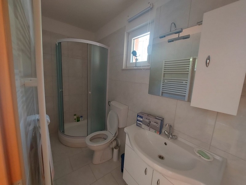 A második fürdőszoba szintén kényelmes zuhanyzóval.