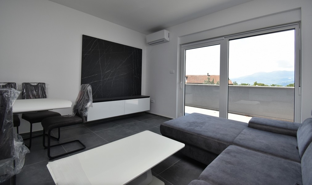 Légkondicionált nappali, kilátással a horvátországi A3014 ingatlan teraszára.