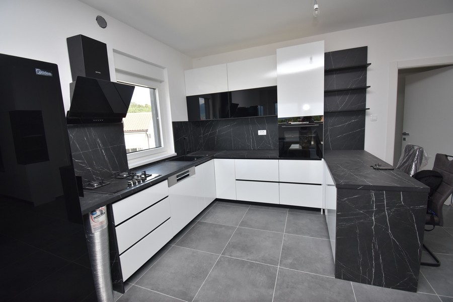 Modern konyha a horvátországi A3014 ingatlanban.